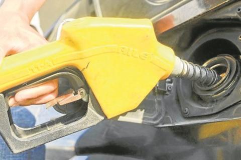  Un salvadoreño llena con gasolina el tanque de su vehículo