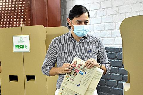 El mandatario local dejó ver su voto a los medios de comunicación que estuvieron en la I. E. Simón Bolívar el día de las elecciones. 